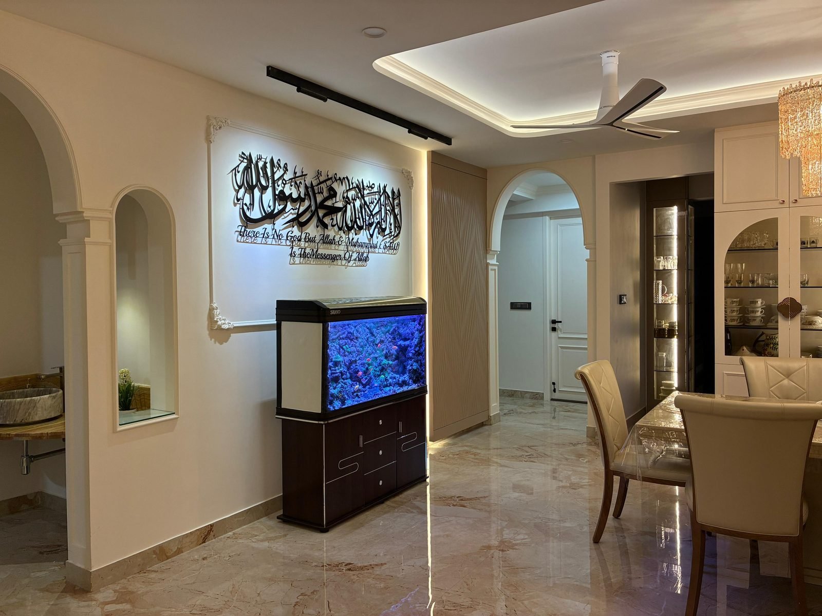 Arched niche with a calligraphy panel beside the dining area